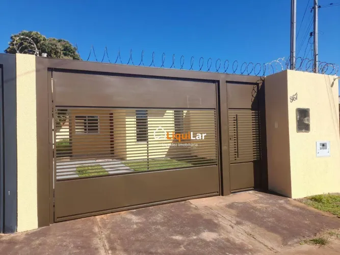 Casa Usada à Venda no Asfalto com 2 Quartos, Varanda, Amplo Quintal e Possibilidade de Min