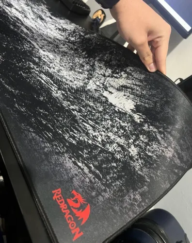 mouse pad gamer redragon taurus rd-p018 de borracha 300mm x 930mm x 3mm preto/branco