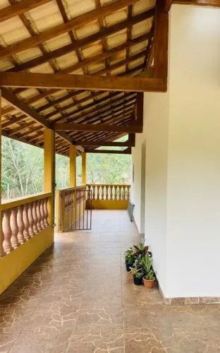 Casa de Campo com 1.200m² de Terreno em Condomínio Fechado
