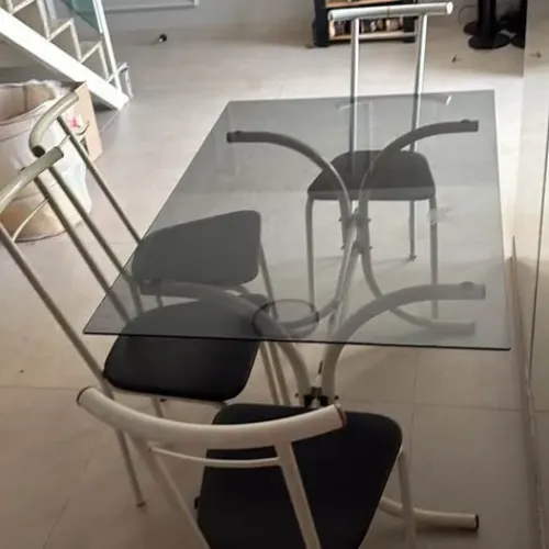 Mesa de vidro retangular com 4 cadeiras