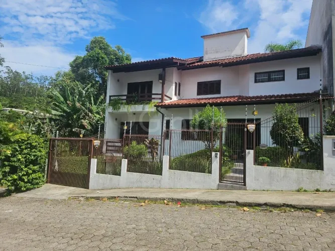 Casa Residencial de 6 quartos na Carvoeira