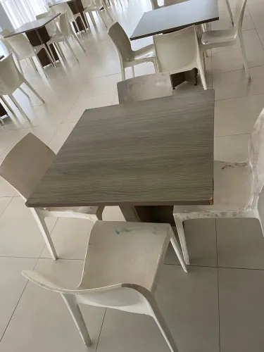 Mesas e cadeiras