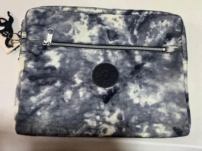 Case Notebook Kipling Kasey Original - Estampa Cloudy