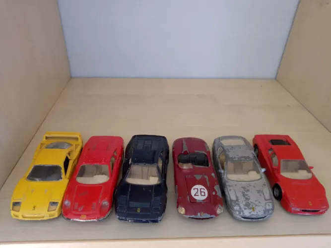 Carrinhos miniaturas de metal colecionáveis.