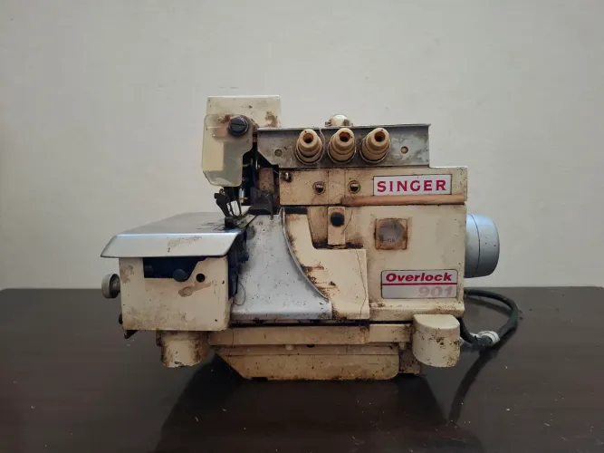 Máquina Overlock Industrial Singer 901 - Com Motor (Sem as Pernas) - R$ 650