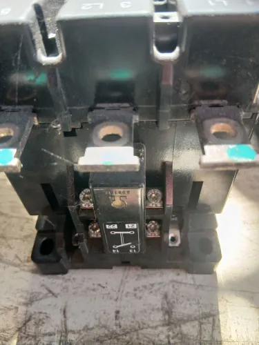 Vendo 3 contactor eletromecânica trifásico omron capacidade para ate 170 amperes