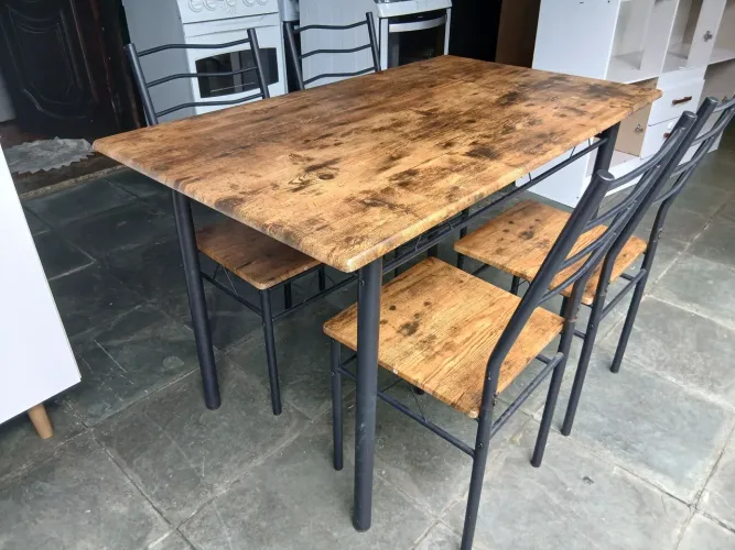 Mesa com 4 cadeiras novinha pouco uso. 1.20x0.70.