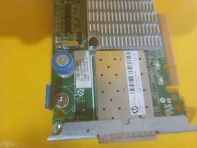 Este é um adaptador de rede Ethernet HP 530FLR-SFP+ de 10 Gb com porta dupla.