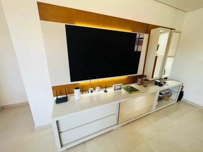 Painel e rack amadeirado e laqueado - 2 módulos