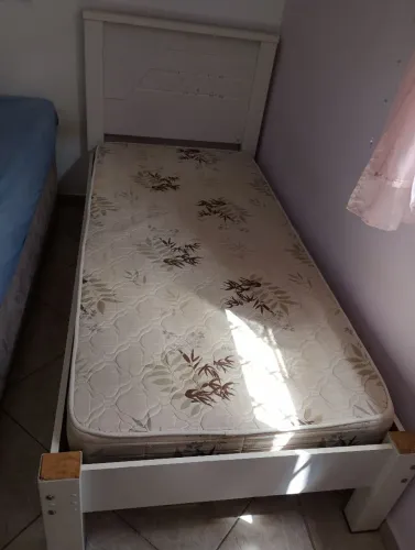Cama de Solteiro junto com Colchão 
