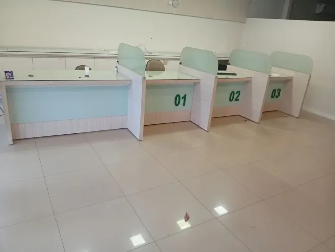Balcão de recepção de 4 guichês sendo um de apoio a triagem + 2 armários completo 4.000