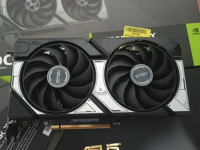 Placa de Vídeo Asus RTX 5060 8gb Dual Gddr7