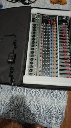 Vendo mesa de som 16 canais c/ case