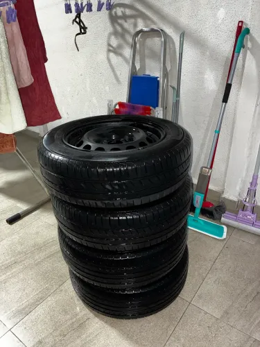 Rodas 15 com pneu e calota Peugeot 208