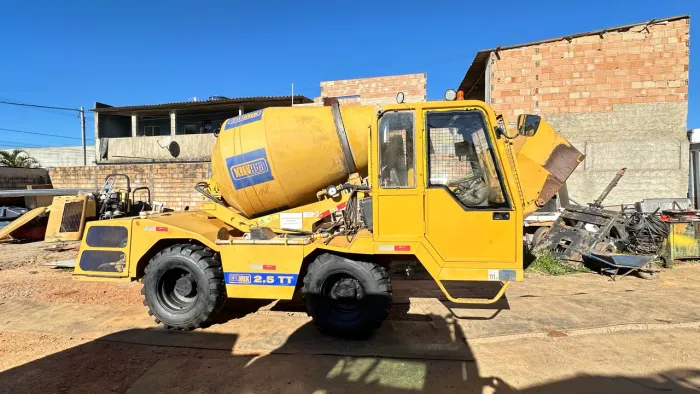 AUTO BETONEIRA 2.5T Ano 2016 500 hs