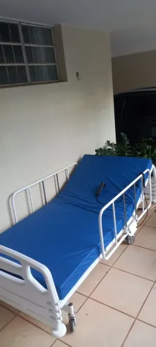 Cama hospitalar com regulagem eletrônica.