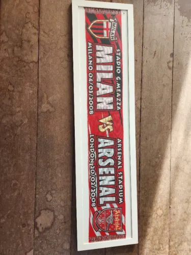 Cachecol emoldurado do jogo Milan x Arsenal, peça de colecionador fanático!
