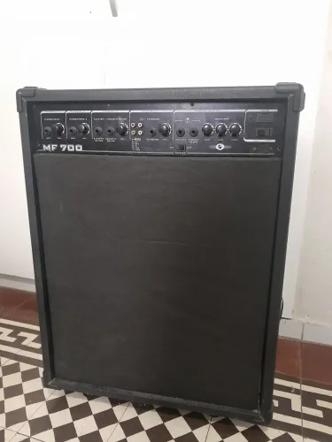 Caixa de som amplificada 700w