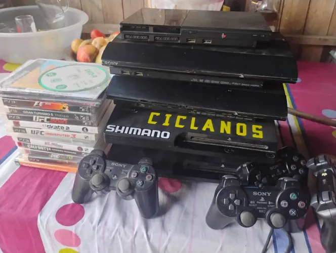 vendo lote de games um ps3 funcionando PS2 tbm outros estragados um e só fonte que queimou