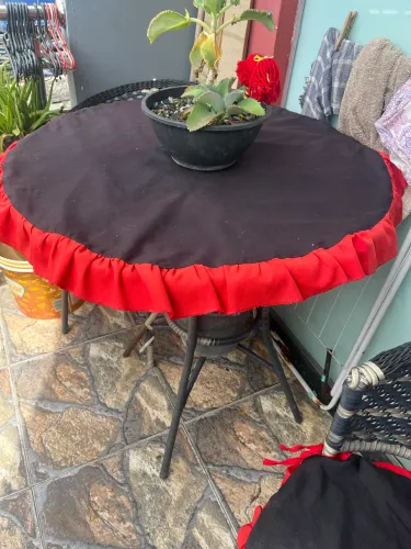 Mesa de compensado e aço com 4 cadeiras