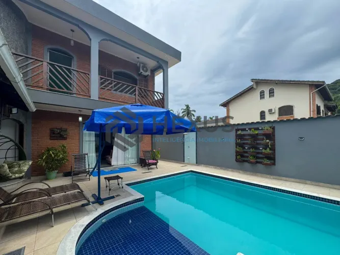 Casa com piscina e churrasqueira no Jardim Albamar, Guaruja