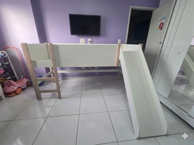 Cama infantil com escorregador Tok&Stok