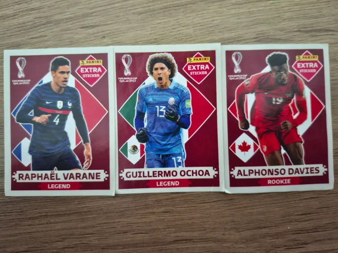 Figurinhas Extra 2022 - Ochoa, Varane e Davies Bordô