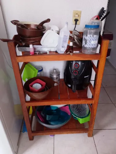 Estante de madeira nobre.