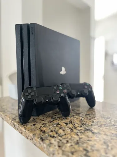 PS4 PRO, 2 controles e um jogo