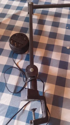 LUMINÁRIA DE MESA ARTICULÁVEL 