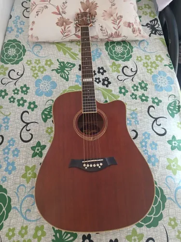 Vendo violão seminovo mt bom lindo ótima oportunidade.