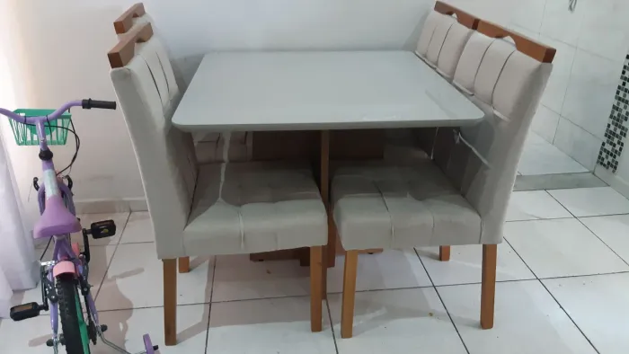 Mesa de Jantar 90x90 - Muito nova !