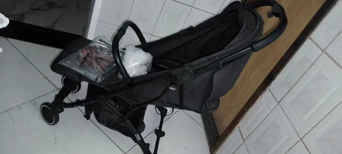 Carrinho Chicco dobrável. Acompanha mosquiteiro e capa de chuva