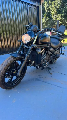 Vende-se motocicleta Kawasaki Vulcan S 650, ano 2020, com km 29.197. Valor R$ 38.800,00.