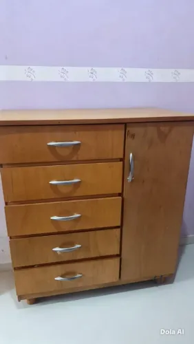 Cômoda de madeira toda boa. 350,00 Tenho vídeo. Chama no zap