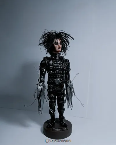 Edward mãos de tesoura boneco