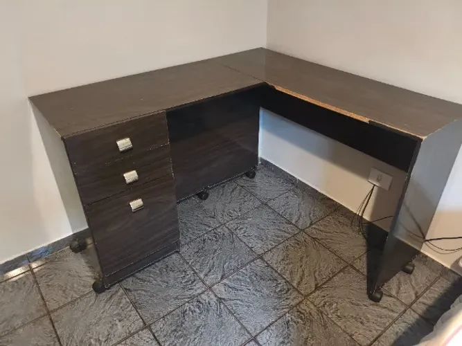 Mesa de escritório em L