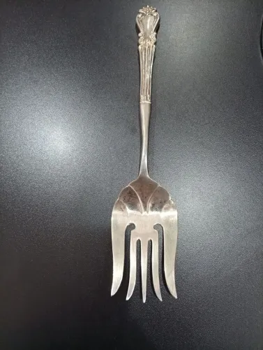 Garfo antigo para saladeira em buffet