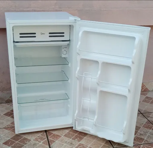 Frigobar Midea 93 litros