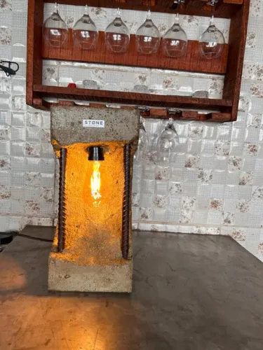 Luminária rústica de concreto - Tamanho 40cm altura x 20cm largura.