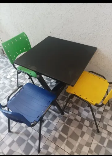 Conjunto de mesas dobráveis e cadeiras