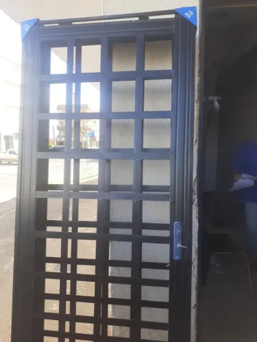 porta quadriculada de aço 2,10x80  399,90 a vista 