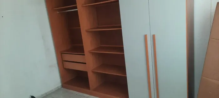 Vendo roupeiro de seis portas novo um mês de uso