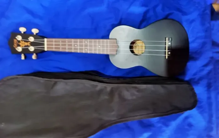 Ukulele Seven Guitars SUK-07 Preto + Capa | Excelente estado