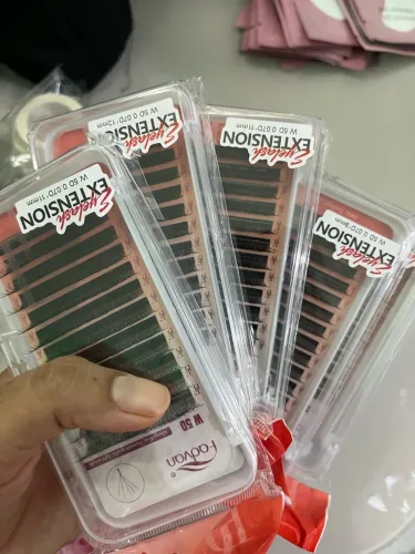 Caixinhas de cílios e outros itens incluso são 6 caixas