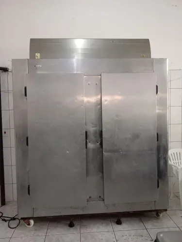 Camara fria , armazena 1 tonelada . 220 voltz em perfeitas condições .