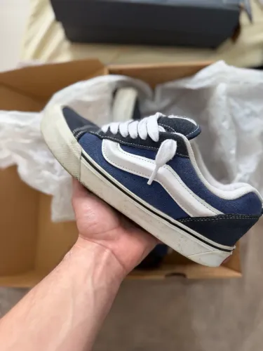 Vans Knu usado na caixa