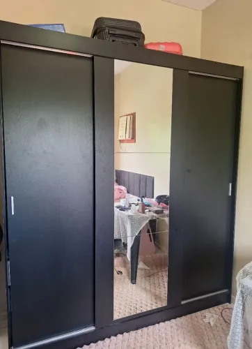 Guarda roupa casal, 3 portas de correr e espelho