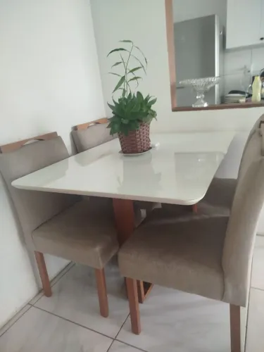 Mesa com 4 cadeiras