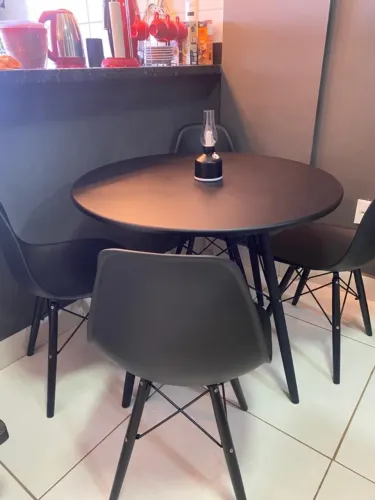 Mesa redonda com 4 cadeiras estilo industrial